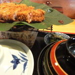 寿楽久 - 朴葉の上で焼くのですよ