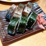 Nihonshu Genka Sakaba Ganso Waraya - かつおの土佐巻きずしと藁焼きしめサバの押しずしの盛り合わせ