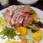 シエル ブルー - プロシュート生ハムと果実のサラダ