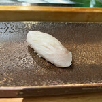 すし匠 - 藁で燻った鰆のにぎり