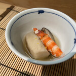 すし匠 - 海老芋、巻海老、椎茸をお出汁で炊いた小鉢