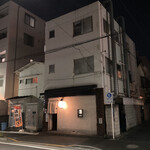 Hakatamotsunabearidukiaritsuki - キレイにリフォームしたね。（泣）左隣にある建物も、中で繋がってて、当時泊まったわ。灰皿が置いてある所はスクーター置き場だった。