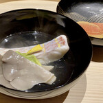 温石 - イトヨリダイと平茸の椀物
      澄み渡るクリアな一番出汁の味香り、脂がしっとりとふわりとしたイトヨリダイの繊細な風味がナチュラルに拡がりとても美味しいお椀です。
      平茸とほうれん草は共に名脇役です。