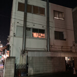 博多もつ鍋 蟻月 - あー、見えてきた。このダクト2本は当時無かった。
      右手の裏口から会社に入る。