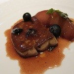 レストラン ラッセ - フランス産家鴨のフォアグラ、新潟産ル・レクチェのソテー、貴腐ワインと澄ましバターのソース、レモン・バーベナの香り、ダル・ペスカトーレの一皿