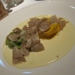 レストラン ラッセ - スペシャリティ 4種のチーズのラヴィオリと緑のトルテッリ ブッラータのファルチート、アルバ産白トリュフ乗せ