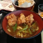 うつ輪 - とり天カレーうどん。950円。うどんのコシはぶっかけ程ではないが適度。鳥はかなり柔らかくジューシー。カレーのダシもトロトロで美味しい！
