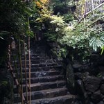 柚子屋旅館・一心居 - 門を抜け石段で玄関へ