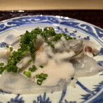 富小路 やま岸 - 2.宮崎　天然ふぐ　白子ソース　ポン酢と共に