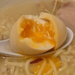 貝出汁らぁ麺 燈や - 味玉はとろとろ