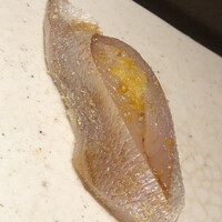 すし岩瀬 - 春子鯛の酢締め。完璧な脱水でした。柚子の香りも爽やか