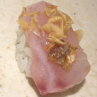 すし岩瀬 - 甘鯛です。鱗は上新粉をまぶして素揚げに