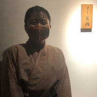 すし岩瀬 - 表をサービスする明るい笑顔のカワユイ女子。気働きも度胸も満点です