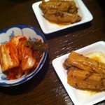 韓国家庭料理 家族 - つきだしの手羽先とキムチ