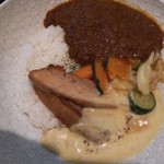 フォンドュトマトスタイル、じっくり煮込んだ柔らかポークのトマトカレー890円に、とろけるチーズ150円をトッピング