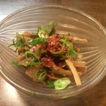 麺鮮醤油房 周月 - ピリ辛メンマ。味にアクセントがあって、ラーメンと交互に食べてもよい