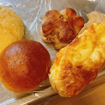 Ｂｒｅａｄ Ｃｒａｆｔ　オオウラ - メロンパン、つぶあんパン、もちもちクルミパン、ふんわりチーズロール