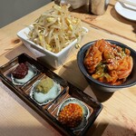 肉小屋 - 白菜キムチと味付けもやし