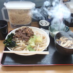 手打ちうどん ろくでなし - 寒い日なので、湯気がたちあがります♡