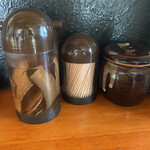 麺処 秋もと - 鰹節の入ったお酢。あと、一味かな。