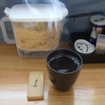 手打ちうどん ろくでなし - 温かいほうじ茶…ありがたいです。