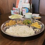 SHUBHA KAMANA - バイキング料理その１。ごはん中心の盛り合わせ