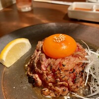 焼肉ぽんが 田町店 - 炙りユッケ。甘みあるタレが美味しさを引き出してる。