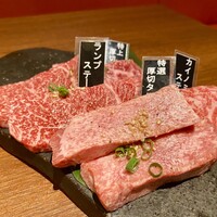 焼肉ぽんが 田町店 - 特選厚切り盛り合わせ。厚切りタンとランプステーキは焼いてくれます。