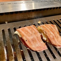 焼肉ぽんが 田町店 - 店員さんが焼いてくれます。口の中が幸せ！！