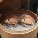 フィエルテ - 蒸籠で蒸した状態の兵庫県産 セイコガニのプレゼンテーション