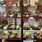 辰巳寿司 - 入口の食品サンプルメニュー　見ているだけで楽しい！