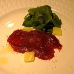 はじめはエゾ鹿のカルパッチョです、少し薄めにスライスされているように見えますがこの肉の存在感ときたら凄いですぞぉ