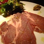 deco - ツシマロースはマスタードをつけなくても、サラダの酸味だけでもバランスが取れます