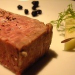 deco - 鹿と猪、奥に映る黒い実はこはぜです。バロティーヌと言い何ともため息の出る料理でしょうか・・・