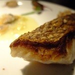 deco - お肉だけでは重たくなると気を使ってくださったのか、真鯛のポワレを口直しに。鯛自体も付け合わせのアサリや下仁田ネギも濃いめの味