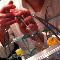 タパス モラキュラーバー - 飴細工のつららに注射器でなにやら注入！？
