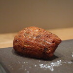 フィエルテ - 焼き立ての黒トリュフ入りフィナンシェ