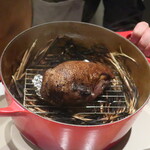 フィエルテ - 鉄鍋で藁とともに燻された鹿児島県産 尾長鴨のプレゼンテーション