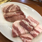 焼肉おもに亭 - 豚肩ロース／豚カルビ