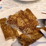 ビストロ ル・プティ・リュタン - 自家製茹でハムと色々キノコのガレットを食べるところ