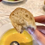 ビストロ ル・プティ・リュタン - 外はカリッと・中はふんわりのパン