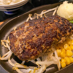 牛庵 - 黒毛和牛ハンバーグステーキのアップ