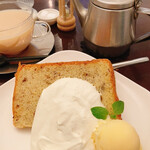 パルファン - バナナとチョコチップとアーモンドのシフォンケーキ