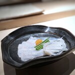 菊鮨 - ◆虎河豚のお刺身・・最近入荷したそうで、この冬初めての「虎河豚」。程よい食感で、噛むと旨味を感じ美味。 湯引きした皮と共に頂くと、より美味しい。
