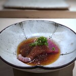 菊鮨 - ◆やいと鰹、玉葱醤油で・・旬ですから、脂がのり旨味を感じて美味しいこと。玉葱醤油もいい味わい。