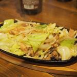 卓 - 牛ホルモン野菜鉄板その１