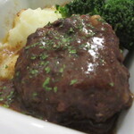 小さな街の食堂 cafe MISTY - ハンバーグは手づくりで結構しっかりめにお肉が詰まっている感じ。