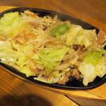 卓 - 牛ホルモン野菜鉄板その２