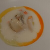 ラ カンロ - 目もそそる三色ソースの輪。ラカンロ得意なカレー風味なオイルも。蛤が肉厚で大きくて旨い。