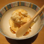 神保町 傳 - 卵黄のアイスクリーム、黒胡麻油をかけて